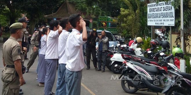 Pelajar dan anak jalanan yang terjaring razia didata, dibina dan diberikan hukuman menyanyikan lagu Indonesia Raya