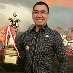 Walikota Malang H. Moch. Anton menunjukkan Piala WTN yang kembali diraih Kota Malang