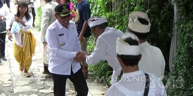 Walikota Malang H. Moch. Anton saat menghadiri upacara Ngembak Ghni di Candi Badut Malang