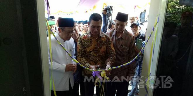 Walikota Malang H. Moch. Anton bersama pengurus Muhammiyah meresmikan ponpes dan panti asuhan