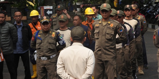 Satpol Pp Kota Malang Tertibkan Alat Peraga Kampanye Pemerintah Kota