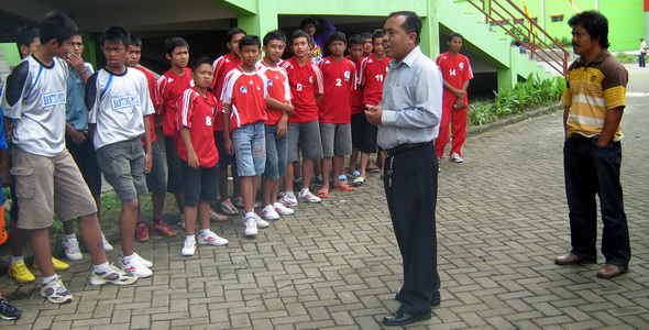 Pemain U-15 Pengcab PSSI Kota Malang berkumpul sebelum nonton bareng