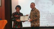 Kak Seto menyerahkan penghargaan kepada Wali Kota Malang H. Moch. Anton