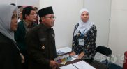 Wawali Sutiaji meninjau salah satu stan pameran bursa kerja