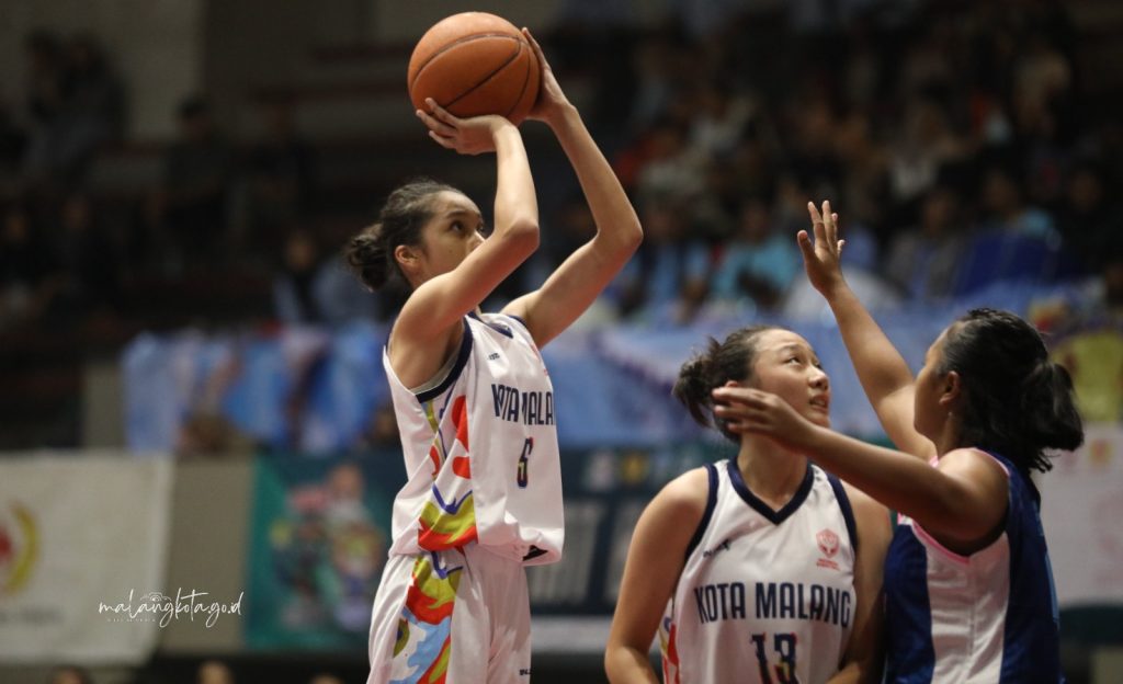 Pemain basket putri melakukan jump shot pada Pekan Olahraga Provinsi (Porprov) IX Jawa Timur 2025 di GOR Bimasakti, Kota Malang